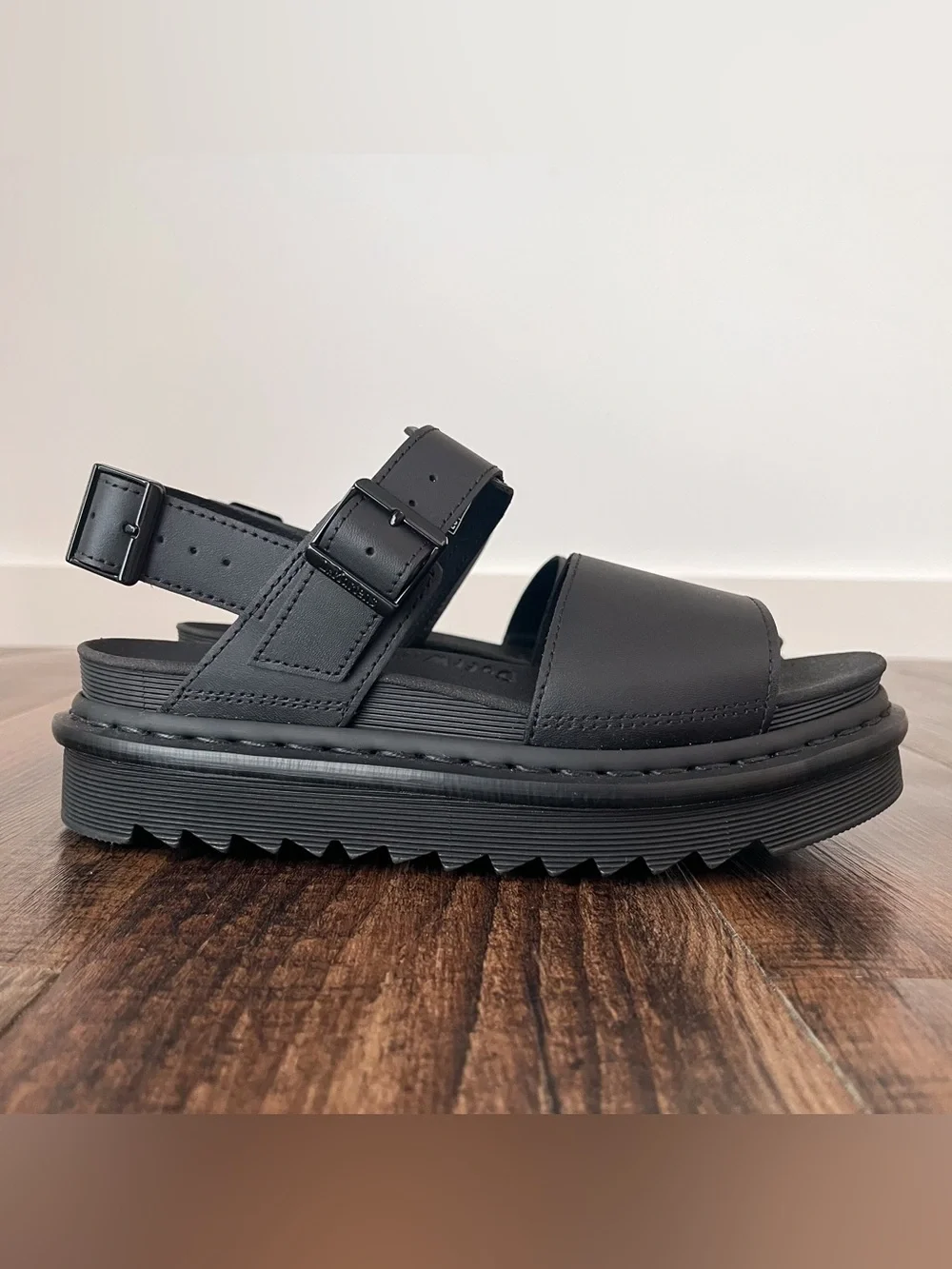 Dr. Martens Voss Hydro Leather Strap Platform Sandal Adjustable Size 8 Black